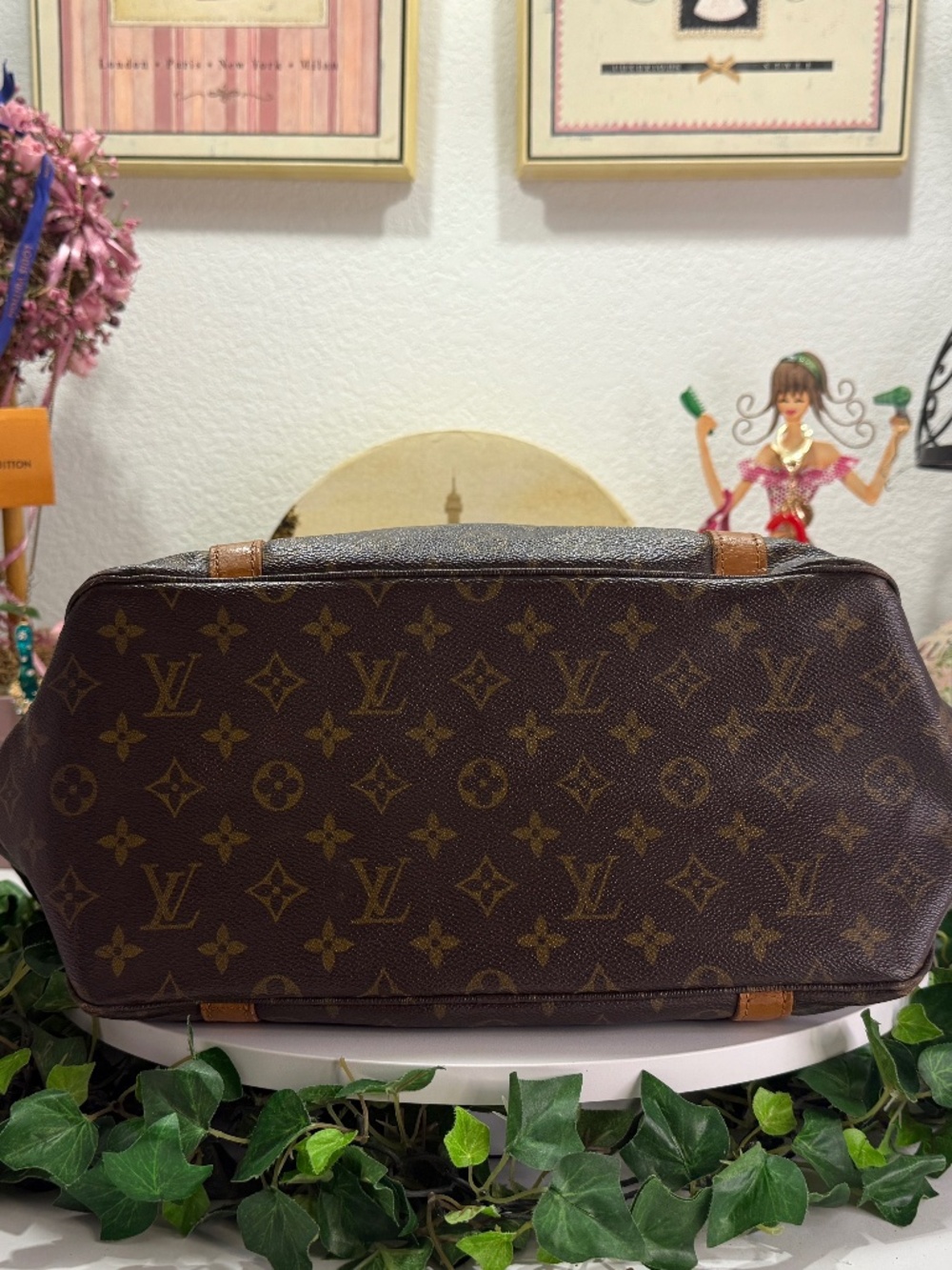 LOUIS VUITTON HUGE MONOGRAM TOTE! - Picture 16 of 17